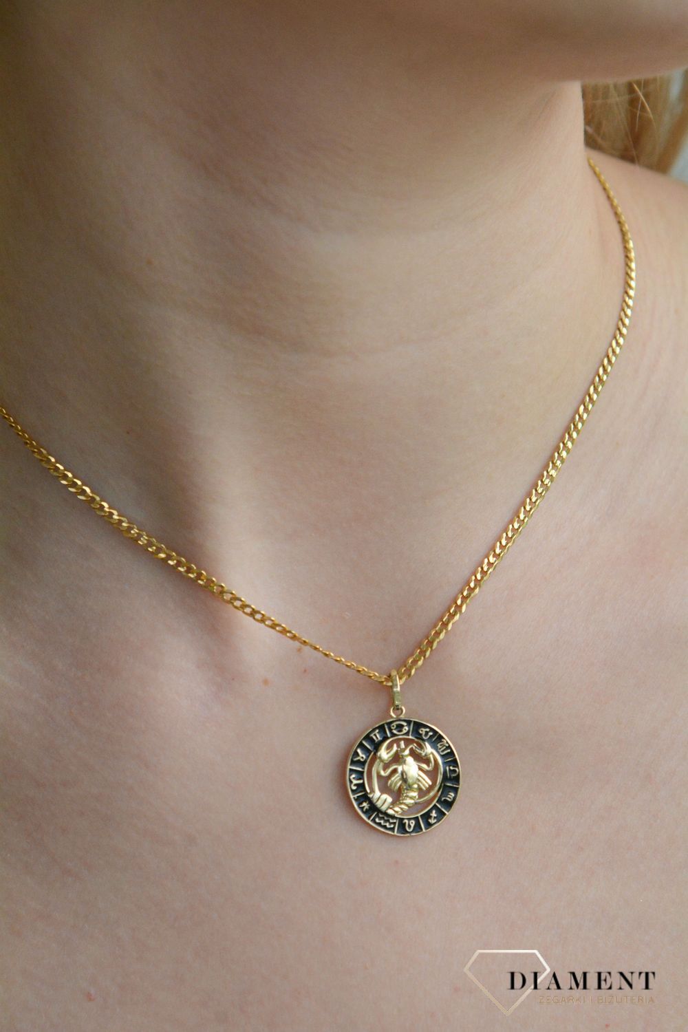 Złota zawieszka 585 znak zodiaku Rak z czarną emalią w kółku ZA 7310J.jpg